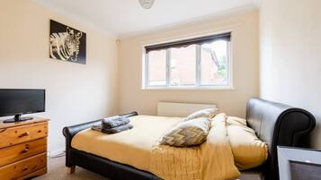 Apartment, 1 Queen Bed with Sofa bed | 1 bedroom, iron/ironing board, free WiFi, bed sheets