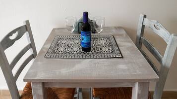 Apartment, 1 Queen Bed | Private kitchen