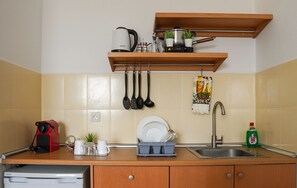 Appartement, 1 grand lit | Cuisine privée | Réfrigérateur, un four, surface de cuisson, bouilloire électrique