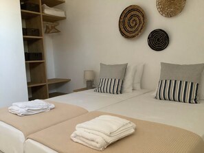 2 chambres, fer et planche à repasser, lit de bébé portatif