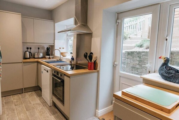 Fridge, oven, stovetop, dishwasher