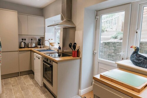 LITTLE RED HOLIDAY HOME // Luxe 2 bed accommodation in Halifax // West Yorkshire