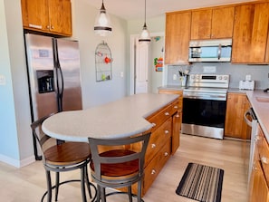 Coffee/tea maker, fridge, microwave, oven