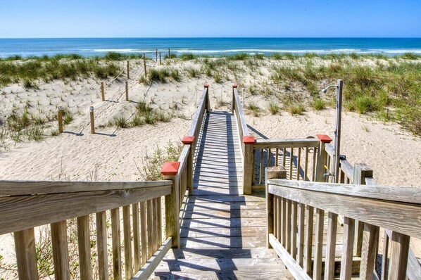 On the beach - Beautiful Oceanfront Home with Amazing Views-Sleeps 12 (Oak Island)