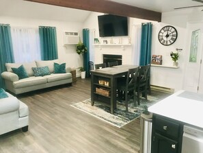 Smart-TV, Kamin, Videospiele, Tischtennisplatte