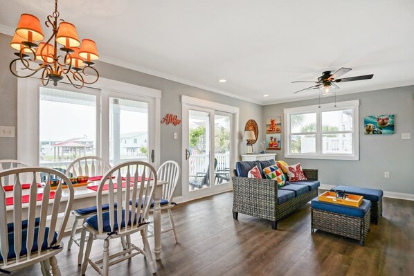 Interior - 0cean Queen Z / 220 W Dolphin Drive - Coastal Vacation Resorts (Oak Island)