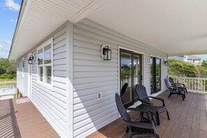 Terrace/patio - 0cean Queen Z / 220 W Dolphin Drive - Coastal Vacation Resorts (Oak Island)