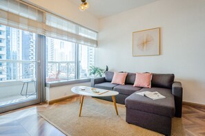 Economy-Apartment | Wohnbereich | 55-Zoll-Smart-TV mit Satellitenempfang, Fernseher