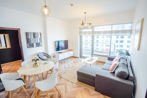 Appartement économique | Aire de séjour | Téléviseur connecté de 55 po avec télévision par satellite, téléviseur