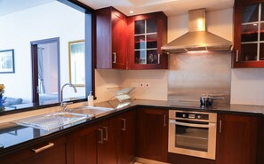 エクスクルーシブ アパートメント | 専用キッチン | 冷蔵庫、電子レンジ、食器洗い機、調理器具と食器