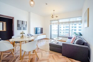 エコノミー アパートメント | リビング エリア | 55 インチのスマートテレビ (衛星放送視聴可)、テレビ