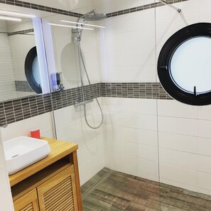 Secadora de cabello, toallas, papel de baño 