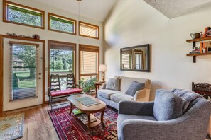 Smart TV, fireplace, DVD player - Comfortable for singles, a couple or small family, Alpine Haus has it all. (Canaan Valley)