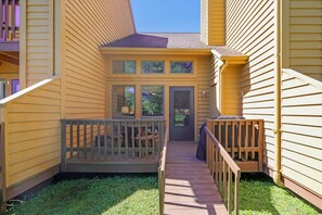 Terrace/patio - Comfortable for singles, a couple or small family, Alpine Haus has it all. (Canaan Valley)