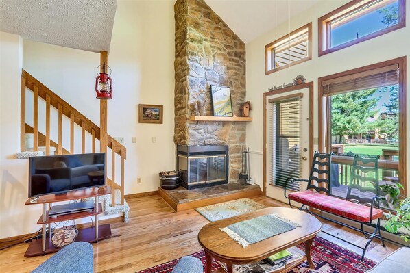 Smart TV, fireplace, DVD player - Comfortable for singles, a couple or small family, Alpine Haus has it all. (Canaan Valley)