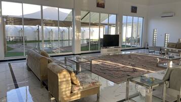 Royal Villa | 1 bedroom, Egyptian cotton sheets, premium bedding, in-room safe