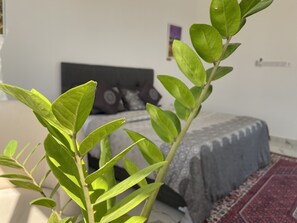 Egyptian cotton sheets, premium bedding, in-room safe - Jawharat Bidiah Resort (Bidiya)