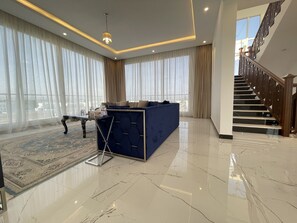 Villa presidencial, 4 habitaciones | Área de sala de estar | Televisión LED y juguetes