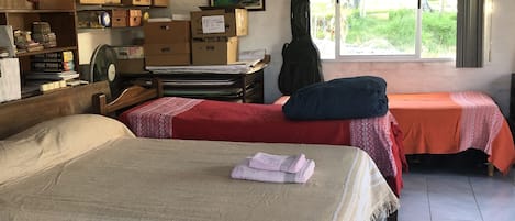 1 habitación, escritorio, tabla de planchar con plancha y wifi gratis