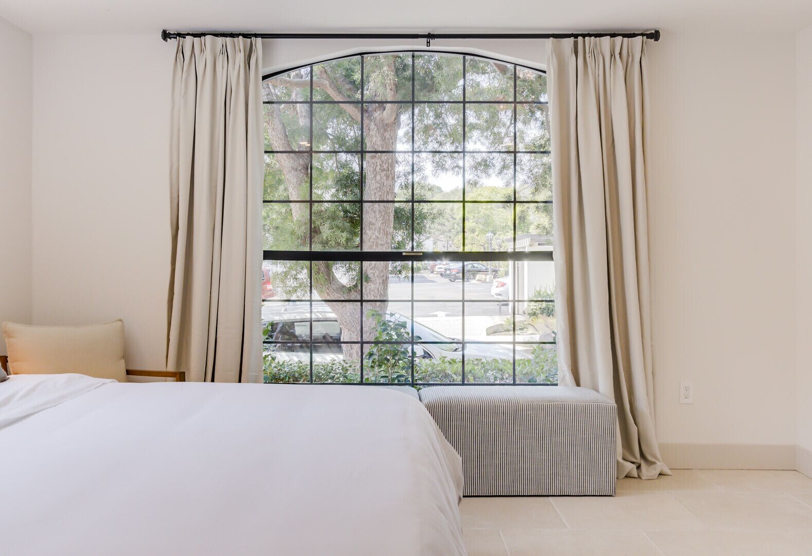 Escritorio, tabla de planchar con plancha, wifi gratis y ropa de cama 