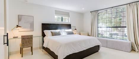 Een bureau, een strijkplank/strijkijzer, gratis wifi, beddengoed