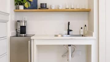 Réfrigérateur, micro-ondes, cafetiÚre/bouilloire, bouilloire électrique