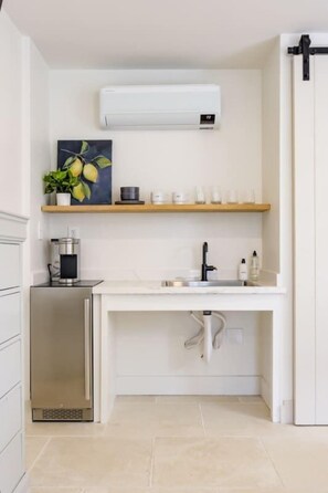 Réfrigérateur, micro-ondes, cafetière/bouilloire, bouilloire électrique