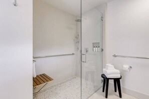 Een douche,  milieuvriendelijk toiletgerief, een haardroger, handdoeken