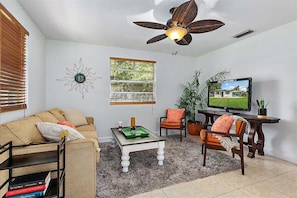 Smart TV, offices - The Funky Cactus House | Team Joseph Ellen (Jacksonville)