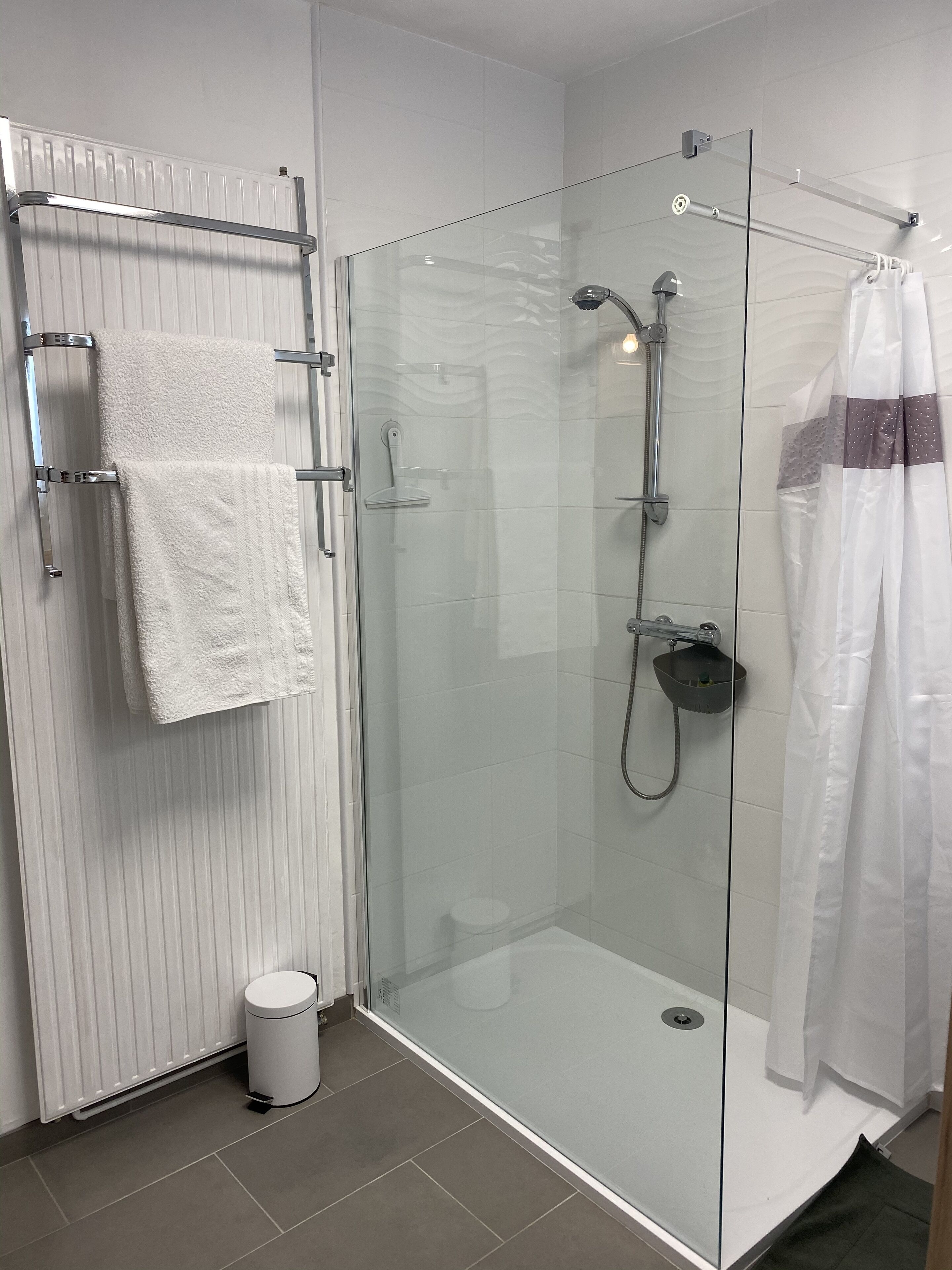 Douche, sèche-cheveux, peignoirs, serviettes fournies