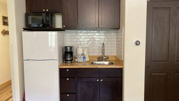 Micro-ondes, cafetière/bouilloire, grille-pain