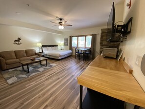 Iron/ironing board, WiFi, bed sheets - Modern Studio with a quick walk to dining & shops! (Keystone)