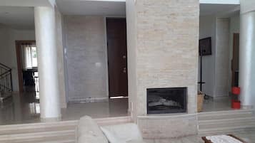 Televisión y chimenea