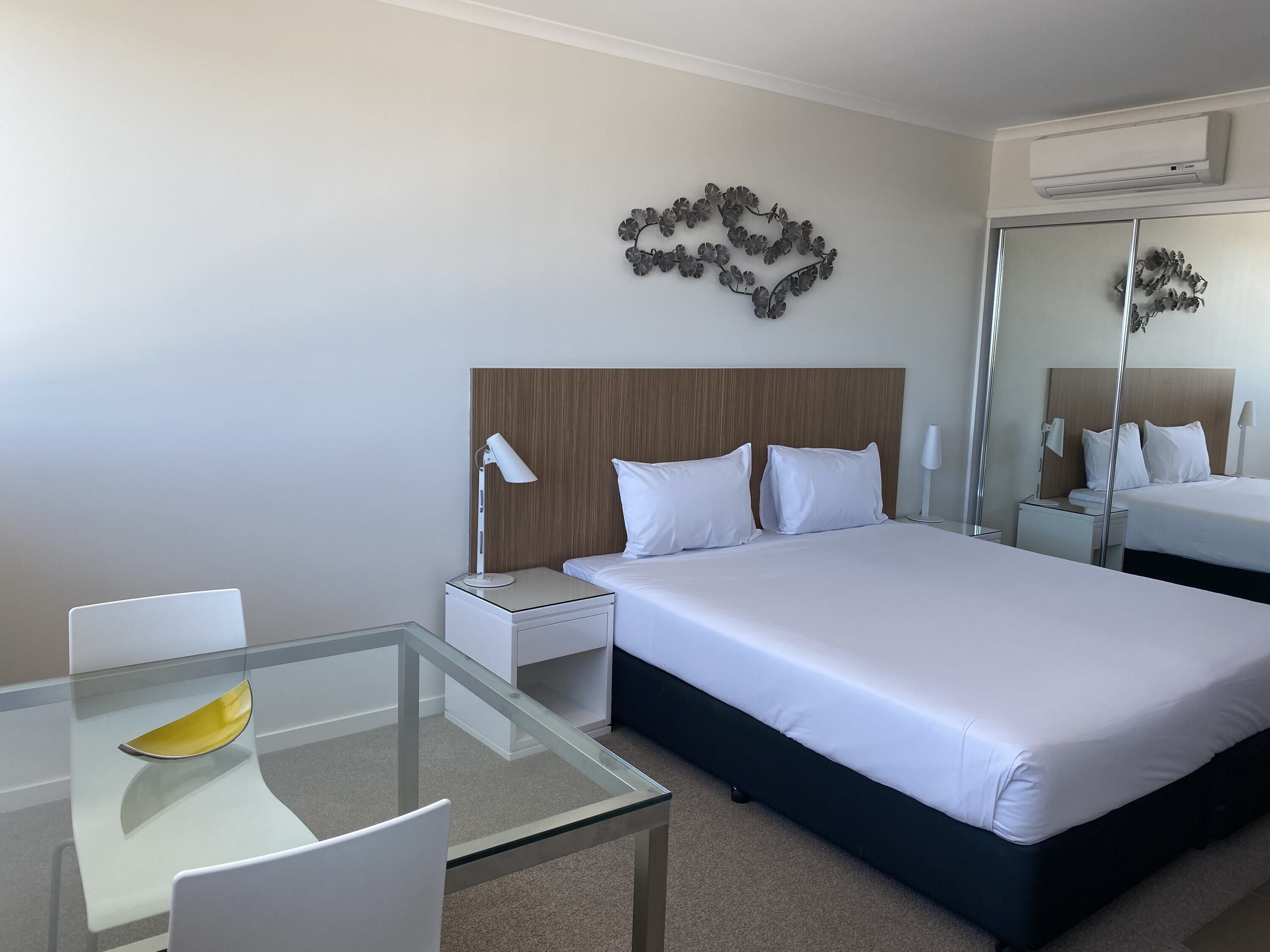Amazing Hotel Room Walking distance to CBD