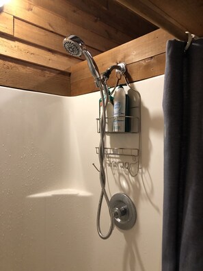 Een douche, een haardroger, handdoeken, zeep