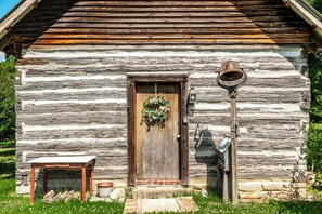Exterior detail - Cottage close to Town (Hendersonville)