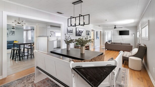 Un espacio habitable moderno con cocina, comedor y zona de estar.