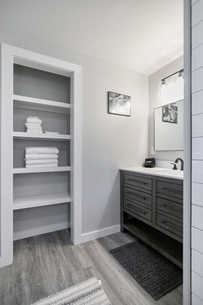 House, 3 Bedrooms | 3 bedrooms, iron/ironing board, free WiFi - Altes Eckert Stolz 3 Bedroom Home by RedAwning (Stonewall)