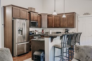 Cabane, 3 chambres | Cuisine privée | Réfrigérateur, four, cafetière/bouilloire, grille-pain