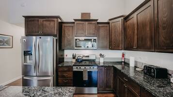 Cabin, 3 Bedrooms | Private kitchen | Fridge, oven, coffee/tea maker, toaster
