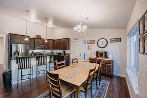 Cabin, 3 Bedrooms | Dining