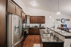 Cabin, 3 Bedrooms | Private kitchen - 47mf - Wifi - Fireplace - Sleeps 6 3 Bedroom Home by Redawning (Maple Falls)