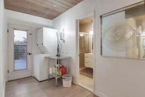 Sèche-cheveux, serviettes fournies, papier toilette