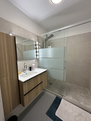 Badewanne, Haartrockner, Handtücher, Seife