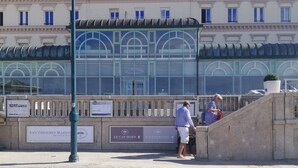 Une promenade en bord de mer avec un restaurant appelé « Le Cap-Horn » et une enseigne indiquant « Les Thermes Marins ».