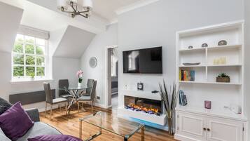 Una Smart TV, una chimenea