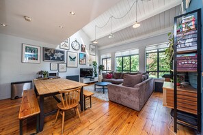 TV, books - Lovely 2BR apartment in Shoreditch - Pass the Keys (London)