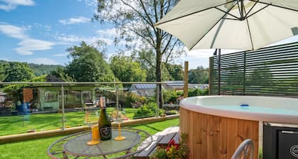Honey Bee Shepherd's Hut - Wood-fired Hot Tub