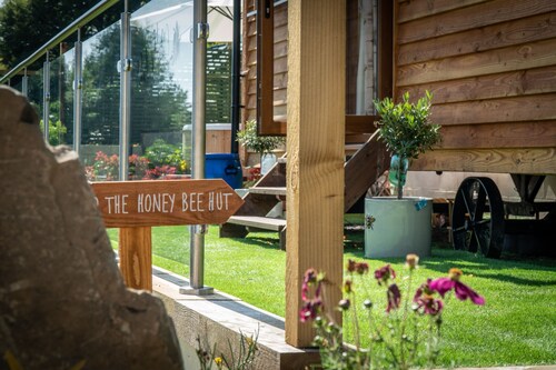 Honey Bee Shepherd's Hut - Wood-fired Hot Tub