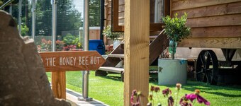 Honey Bee Shepherd's Hut - Wood-fired Hot Tub